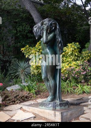 Bronzo con 2 facce nel Jardin St. Martin. I sentieri e le sculture del giardino sono presenti sul lato sud-ovest della Rocca di Monaco. Città di Monaco. Foto Stock