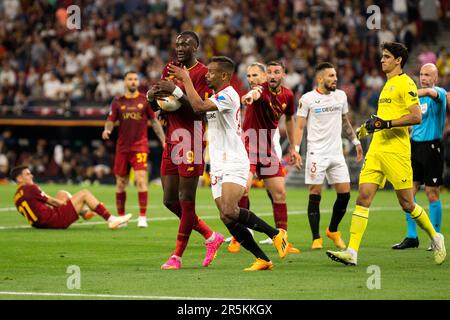 Budapest, Ungheria. 31st maggio 2023. Tammy Abraham (9) di AS Roma e Fernando (20) del Sevilla FC visto durante la finale della UEFA Europa League tra Sevilla FC e AS Roma alla Puskas Arena in Ungheria. (Photo credit: Gonzales Photo - Balazs Popal). Foto Stock