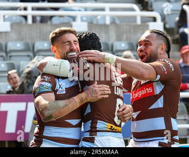 St James Park, Newcastle, Regno Unito. 4th giugno, 2023. Betfred Super League Magic Weekend Rugby League, St Helens vs Huddersfield Giants; Saint Helen Tommy Makinson festeggia con Jonny Lomax e Konrad Hurrell dopo aver fatto una prova nel 47th minuto per ottenere il punteggio 26-6 Credit: Action Plus Sports/Alamy Live News Foto Stock