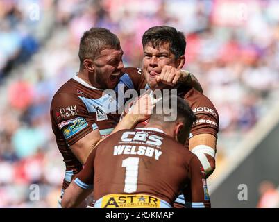 St James Park, Newcastle, Regno Unito. 4th giugno, 2023. Il weekend magico della Super League, la lega di rugby di St Helens contro i giganti di Huddersfield; Louie McCarthy-Scarsbrook di Saint Helen festeggia una prova nel 42nd minuto per ottenere il punteggio 20-6 con Joe Batchelor e Jack Welsby Credit: Action Plus Sports/Alamy Live News Foto Stock