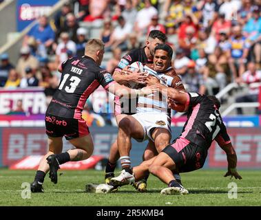 St James Park, Newcastle, Regno Unito. 4th giugno, 2023. Tra Super League Magic Weekend Rugby League, St Helens e Huddersfield Giants; Sione Mataa'utia di Saint Helen è affrontata da Huddersfield Giants Leroy Cudjoe Luke Yates e Jake Connor Credit: Action Plus Sports/Alamy Live News Foto Stock