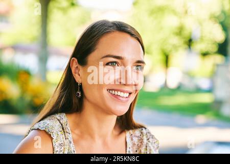 Ritratto all'aperto di una bella donna che riposa nel parco estivo Foto Stock