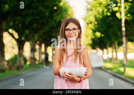 Ritratto all'aperto di dolce bambina con un cast Foto Stock