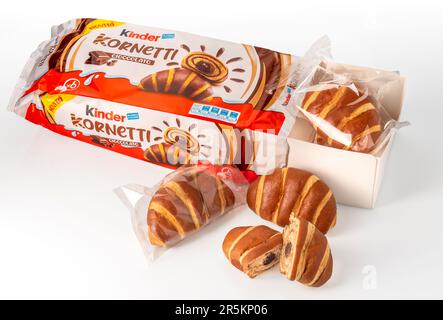 Italia - 02 giugno 2023: Kinder Kornetti cioccolato in confezione da sei isolati su bianco. Spuntino di pasta sfoglia bicolore ripiena di cioccolato prodotto da Fe Foto Stock