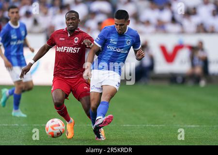 Genk, Belgio. 04th giugno, 2023. GENK, BELGIO - 4 GIUGNO: Michel Ange Balikwisha della Royal Antwerp FC batte per possesso con Daniel Munoz di KRC Genk durante la partita della Jupiler Pro League tra KRC Genk e la Royal Antwerp alla Cegeka Arena il 4 giugno 2023 a Genk, Belgio (Foto di Joris Verwijst/Orange Pictures) Credit: Orange Pics BV/Alamy Live News Foto Stock