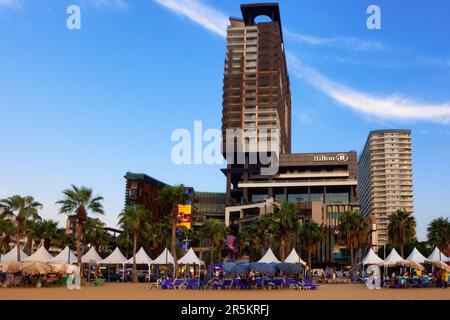 Pattaya, Thailandia - Marzo 20,2023: Beach Road questo è il grande e costoso Hilton Hotel sopra il centro commerciale Central Feival. Foto Stock