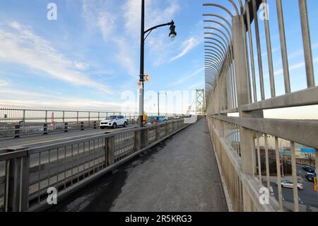 Passerella pedonale sul ponte sospeso Angus L. Macdonald a Halifax, Nuova Scozia, Canada Foto Stock