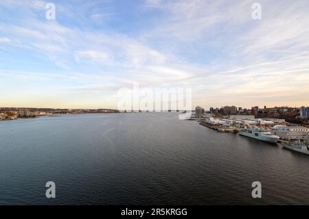 Vista sul porto di Halifax e sulla base navale HMC Dockyard che guarda verso il centro di Halifax, Nuova Scozia, Canada Foto Stock