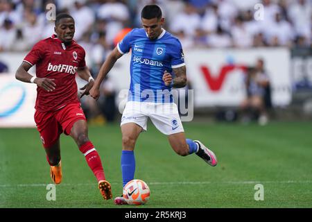 Genk, Belgio. 04th giugno, 2023. GENK, BELGIO - 4 GIUGNO: Michel Ange Balikwisha della Royal Antwerp FC batte per possesso con Daniel Munoz di KRC Genk durante la partita della Jupiler Pro League tra KRC Genk e la Royal Antwerp alla Cegeka Arena il 4 giugno 2023 a Genk, Belgio (Foto di Joris Verwijst/Orange Pictures) Credit: Orange Pics BV/Alamy Live News Foto Stock