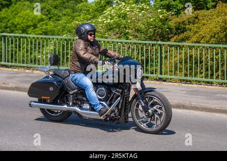 2022 Black Harley-Davidson Flsb Sport Glide 1745 21, un motore Milwaukee-Eight™ 107 V-Twin e ruote Mantis che attraversano il ponte autostradale a Greater Manchester, Regno Unito Foto Stock