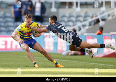 Matty Ashton dei Warrington Wolves è affrontato da Darnell McIntosh del Hull FC durante la partita della Betfred Super League a St. James' Park, Newcastle upon Tyne. Data immagine: Domenica 4 giugno 2023. Foto Stock