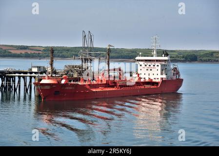 Le immagini mostrano la petroliera EKEN e la petroliera STAVFJORD (rossa) ormeggiata al porto energetico di Milford Haven, Pembroke Dock, Galles. Foto Stock