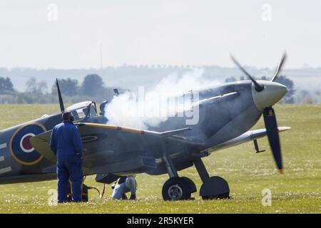 Un motore spitfire fuma all'avviamento alla RAF di Duxford per l'esibizione aerea nel maggio 2023 Foto Stock