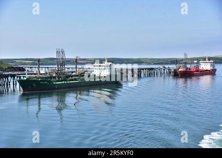 La petroliera chimica THUN LUNDY e la nave STAVFJORD una petroliera chimica e petrolifera è raffigurata ormeggiata al porto energetico di Milford Haven, un profondo porto naturale. Foto Stock