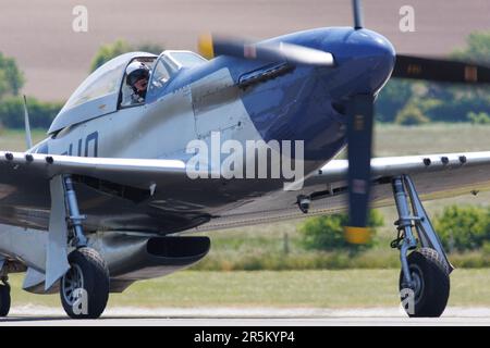 P-51D Mustang decolla per eseguire la sua esibizione volante all'IWM Duxford, 2023 Foto Stock