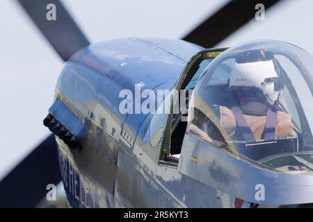 P-51D Mustang decolla per eseguire la sua esibizione volante all'IWM Duxford, 2023 Foto Stock