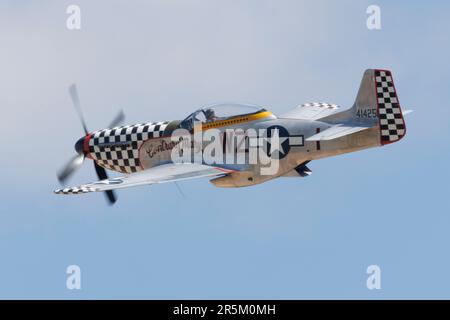 P-51D Mustang decolla per eseguire la sua esibizione volante all'IWM Duxford, 2023 Foto Stock