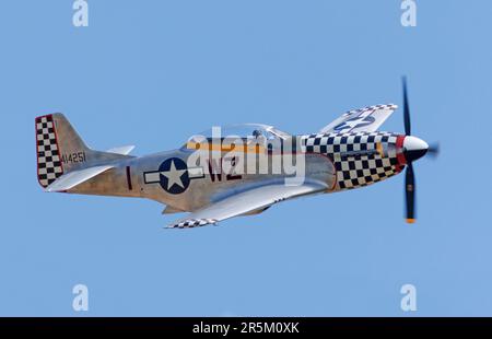 P-51D Mustang decolla per eseguire la sua esibizione volante all'IWM Duxford, 2023 Foto Stock