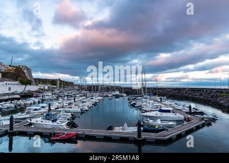 Angra do Heroismo, Portogallo - 2 luglio 2022: Vista panoramica del porto al crepuscolo. Isola di Terceira, Azzorre. Foto Stock