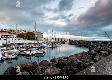 Angra do Heroismo, Portogallo - 2 luglio 2022: Vista panoramica del porto al crepuscolo. Isola di Terceira, Azzorre. Foto Stock