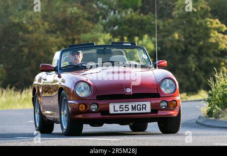 Stony Stratford, Regno Unito - Giugno 4th 2023: 1993 Red MG RV8 auto classica in viaggio su una strada di campagna inglese. Foto Stock