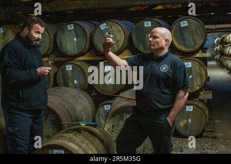 Fettercarin Distillery Stuart Walker degusta whisky presso il rinomato e unico Dunnage Warehouse 14. Aberdeenshire, Scozia. Foto Stock