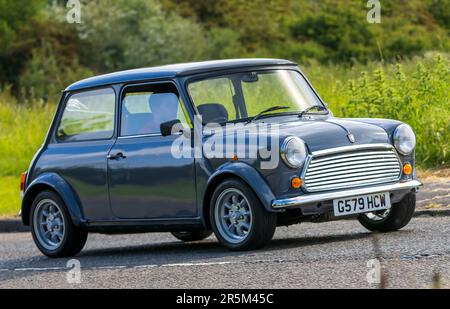 Stony Stratford, Regno Unito - Giugno 4th 2023: 1989 MINI AUTO classica ROVER in viaggio su una strada di campagna inglese. Foto Stock