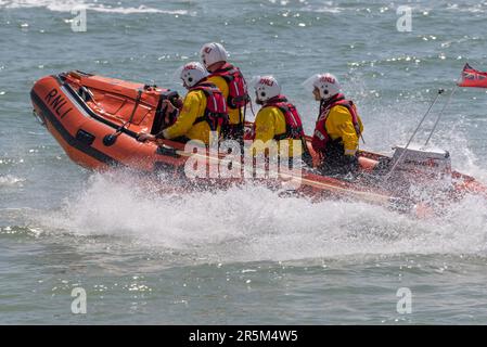 Visualizzazione congiunta dei servizi di emergenza con particolare attenzione alla sicurezza delle acque. Gli equipaggi e le navi di RNLI e della Guardia costiera dimostrano il recupero di una vittima dal mare. Foto Stock