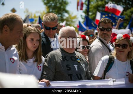 Lech Walesa, ex presidente e premio Nobel per la pace, è stato visto durante la "Grande marcia" della piattaforma Civica a Varsavia. Il più grande partito di opposizione della Polonia - la piattaforma Civica (Platforma Obywatelska) ed il suo leader - Donald Tusk ha guidato una marcia a Varsavia per mobilitare gli elettori contro il governo di destra, che accusa di erodere la democrazia e seguire Ungheria e Turchia lungo la strada verso l'autocrazia. La "Grande marcia" (Wielki Marsz) si è tenuta il 34th° anniversario delle prime elezioni parzialmente libere (4th giugno 1989), una svolta democratica nella caduta del comunismo in tutta l'est Foto Stock