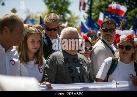 Varsavia, Polonia. 04th giugno, 2023. Lech Walesa, ex presidente e premio Nobel per la pace, è stato visto durante la "Grande marcia" della piattaforma Civica a Varsavia. Il più grande partito di opposizione della Polonia - la piattaforma Civica (Platforma Obywatelska) ed il suo leader - Donald Tusk ha guidato una marcia a Varsavia per mobilitare gli elettori contro il governo di destra, che accusa di erodere la democrazia e seguire Ungheria e Turchia lungo la strada verso l'autocrazia. Credit: SOPA Images Limited/Alamy Live News Foto Stock