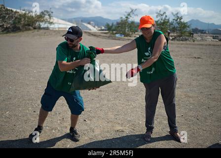 Malaga, Spagna. 04th giugno, 2023. Si vede un volontario che trasporta un sacchetto di rifiuti dopo aver terminato la pulizia della spiaggia di San Andrés in vista della Giornata Mondiale dell'ambiente. Decine di volontari dell'organizzazione no-profit 'Andalimpia' celebrano la Giornata Mondiale dell'ambiente pulendo la spiaggia e rimuovendo i rifiuti abbandonati. 'Andalimpia' è un'associazione locale formata a Malaga da volontari impegnati per l'ambiente e la natura, che svolgono azioni di pulizia ambientale in città. Credit: SOPA Images Limited/Alamy Live News Foto Stock