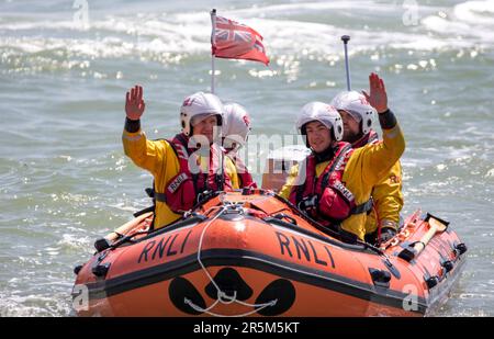 Visualizzazione congiunta dei servizi di emergenza con particolare attenzione alla sicurezza delle acque. Gli equipaggi e le navi di RNLI e della Guardia costiera dimostrano il recupero di una vittima dal mare. Foto Stock