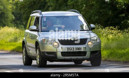 Stony Stratford, Regno Unito - Giugno 2nd 2023: 2013 SKODA YETI viaggiando su una strada di campagna inglese Foto Stock