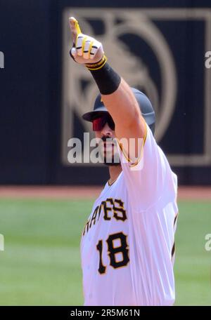 Pittsburgh, Stati Uniti. 04th giugno, 2023. Pittsburgh Pirates catcher Austin Hedges (18) colpisce una doppia regola di terreni nel quarto inning contro il .St. Louis Cardinals al PNC Park domenica 4 giugno 2023 a Pittsburgh. Foto di Archie Carpenter/UPI Credit: UPI/Alamy Live News Foto Stock