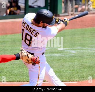 Pittsburgh, Stati Uniti. 04th giugno, 2023. Pittsburgh Pirates catcher Austin Hedges (18) colpisce una doppia regola di terreni nel quarto inning contro il .St. Louis Cardinals al PNC Park domenica 4 giugno 2023 a Pittsburgh. Foto di Archie Carpenter/UPI Credit: UPI/Alamy Live News Foto Stock