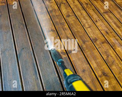 Pulire la terrazza in legno prima di oliare e verniciare con un pulitore ad alta pressione Foto Stock