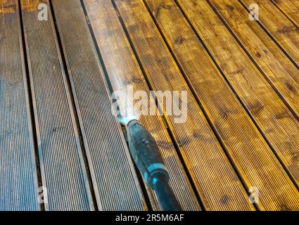 Pulire la terrazza in legno prima di oliare e verniciare con un pulitore ad alta pressione Foto Stock