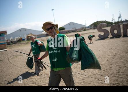 Malaga, Spagna. 04th giugno, 2023. Un volontario si vede trasportare sacchetti di rifiuti dopo aver terminato la pulizia della spiaggia di San Andrés in vista della Giornata Mondiale dell'ambiente. Decine di volontari dell'organizzazione no-profit 'Andalimpia' celebrano la Giornata Mondiale dell'ambiente pulendo la spiaggia e rimuovendo i rifiuti abbandonati. 'Andalimpia' è un'associazione locale formata a Malaga da volontari impegnati per l'ambiente e la natura, che svolgono azioni di pulizia ambientale in città. (Foto di Jesus Merida/SOPA Images/Sipa USA) Credit: Sipa USA/Alamy Live News Foto Stock