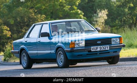 Stony Stratford, Regno Unito - Giugno 4th 2023: 1982 Blue FORD CORTINA auto classica in viaggio su una strada di campagna inglese. Foto Stock