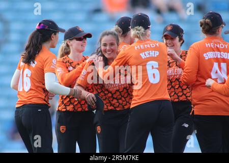 Leeds, Regno Unito. 04th giugno, 2023. Headingley Stadium, Leeds, West Yorkshire, 4th giugno 2023. Mary Taylor of Southern Vipers celebra l'lbw fuori dal suo bowling per respingere Bess Alice May Heath of Northern Diamonds durante la partita della Charlotte Edwards Cup tra Northern Diamonds vs Southern Vipers all'Headingley Stadium, Leeds Credit: Touchlinepics/Alamy Live News Foto Stock