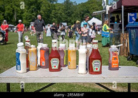 Heinz Tomato Ketchup e altre sauses su atable accanto a una bancarella di fast food a Meadows, Edimburgo, Scozia, Regno Unito. Foto Stock