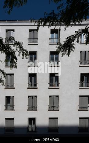 Parigi, Francia - 06 03 2023: Vista sulla facciata di un edificio grigio e bianco Foto Stock