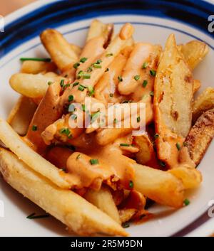 Patatine fritte con formaggio cheddar all'americana Foto Stock