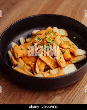 Patatine fritte con formaggio cheddar all'americana Foto Stock