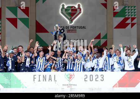 Oeiras, Portogallo. 4th giugno, 2023. Sergio Conceicao, allenatore capo del FC Porto, solleva il trofeo e festeggia con i giocatori dopo aver vinto la finale di Coppa del Portogallo tra FC Porto e SC Braga allo stadio nazionale Jamor di Oeiras, Portogallo, il 4 giugno 2023. (Credit Image: © Pedro Fiuza/ZUMA Press Wire) SOLO PER USO EDITORIALE! Non per USO commerciale! Credit: ZUMA Press, Inc./Alamy Live News Foto Stock