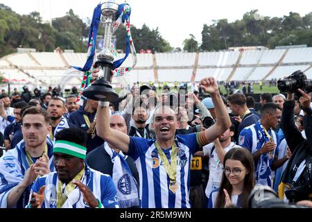 Oeiras, Portogallo. 4th giugno, 2023. Pepe of FC Porto festeggia con il trofeo dopo aver vinto la finale di Coppa del Portogallo tra FC Porto e SC Braga allo stadio nazionale Jamor di Oeiras, in Portogallo, il 4 giugno 2023. (Credit Image: © Pedro Fiuza/ZUMA Press Wire) SOLO PER USO EDITORIALE! Non per USO commerciale! Credit: ZUMA Press, Inc./Alamy Live News Foto Stock