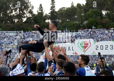 Oeiras, Portogallo. 4th giugno, 2023. Sergio Conceicao, allenatore capo del FC Porto, viene allevato dai giocatori dopo aver vinto la finale di Coppa del Portogallo tra FC Porto e SC Braga allo stadio nazionale Jamor di Oeiras, Portogallo, il 4 giugno 2023. (Credit Image: © Pedro Fiuza/ZUMA Press Wire) SOLO PER USO EDITORIALE! Non per USO commerciale! Credit: ZUMA Press, Inc./Alamy Live News Foto Stock