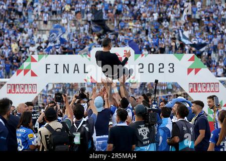 Oeiras, Portogallo. 4th giugno, 2023. Il capo allenatore del FC Porto Sergio Conceicao viene gettato in aria dai giocatori dopo aver vinto la finale di Coppa del Portogallo tra FC Porto e SC Braga allo stadio nazionale Jamor di Oeiras, Portogallo, il 4 giugno 2023. (Credit Image: © Pedro Fiuza/ZUMA Press Wire) SOLO PER USO EDITORIALE! Non per USO commerciale! Credit: ZUMA Press, Inc./Alamy Live News Foto Stock