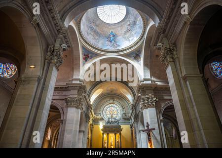 Interno del Duomo di design neoclassico, zampe di legno, altare maggiore, dipinti religiosi su cupola e sculture. Foto Stock
