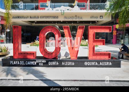 Insegna dell'amore sulla 5th Avenue Shopping Street Playa del Carmen Yucatan Mexico Foto Stock